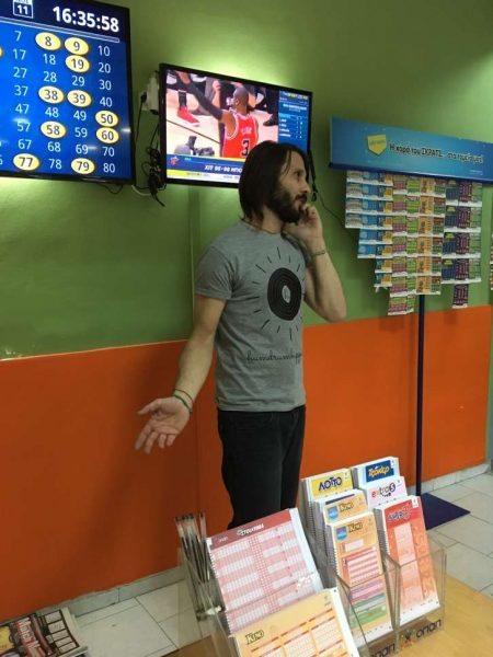 Ο Παναγιώτης δεν προλαβαίνει να σηκώνει το τηλέφωνο