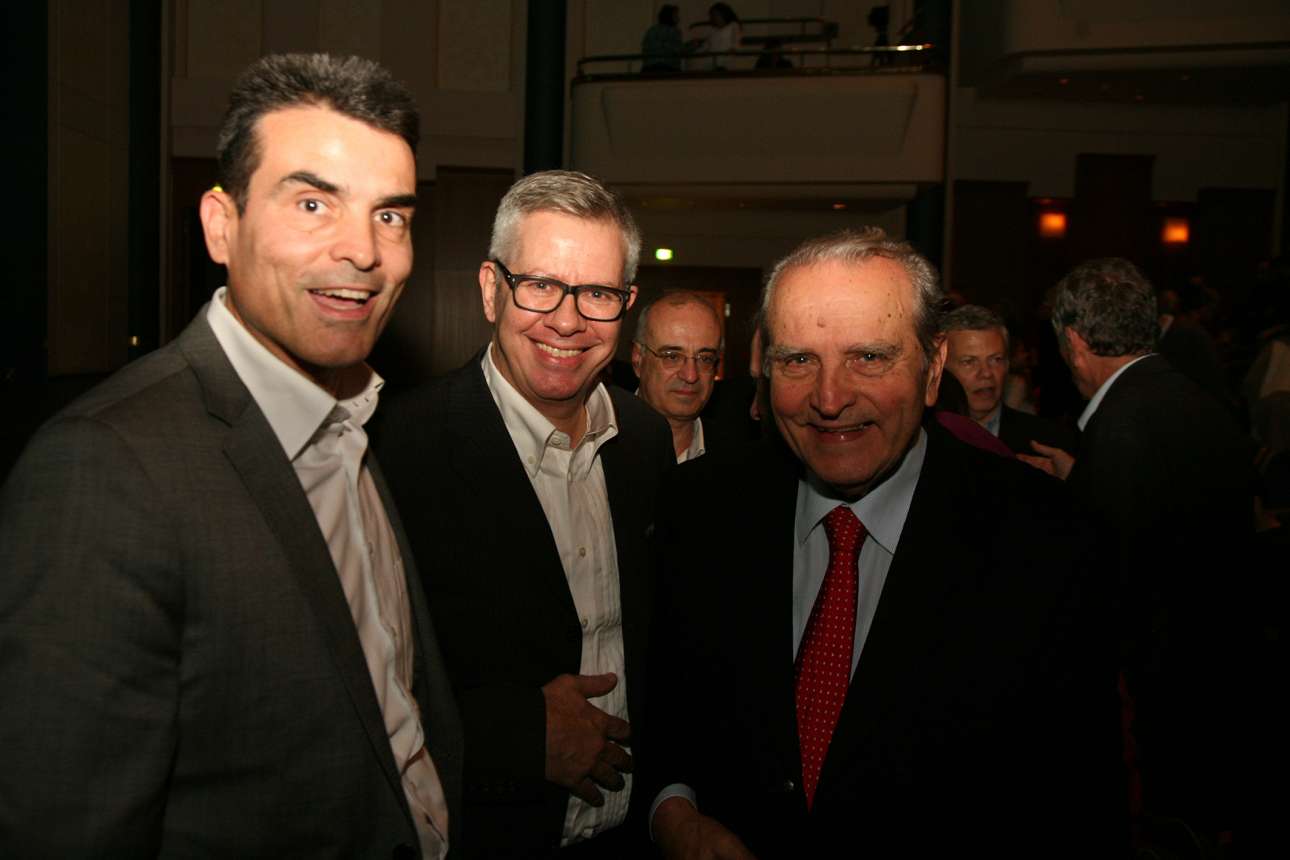 Ο πρόερος του Συλλόγου Αποφοίτων, Γιάννης Χατζόπουλος, ανάμεσα στον γιο του Δημήτρη και τον πρώην Δήμαρχο Θεσσαλονίκης, Σωτήρη Κούβελα. Στο φόντο διακρίνεται ο τέως υπουργός Δημήτρης Μάρδας 