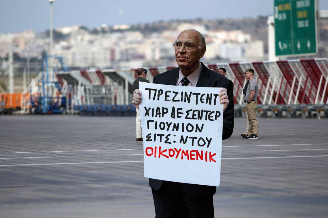 Ο Βασίλης Λεβέντης επιδεικνύει με υπερηφάνεια τις θέσεις του στον Πρόεδρο Ομπάμα