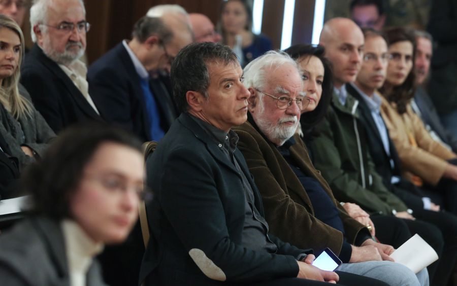 Ο Σταύρος Θεοδωράκης δίπλα στον καθηγητή Κώστα Σοφούλη, εκ των κεντρικών ομιλητών της εκδήλωσης. Δίπλα στην Αννα Διαμαντοπούλου οι βουλευτές του Ποταμιού Γιώργος Αμυράς και Γιώργος Μαυρωτάς. Και η Μιλένα Αποστολάκη που πλέον βρίσκεται μέσα σε κάθε διαθέσιμο κάδρο