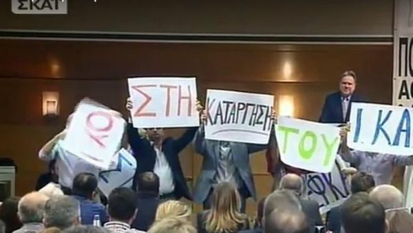 Ο Γιώργος Κατρούγκαλος σήμερα το πρωί, πειμένει τους διαμαρτυρόμενους να εκφραστούν με το γνωστό συγκαταβατικό χαμόγελό του