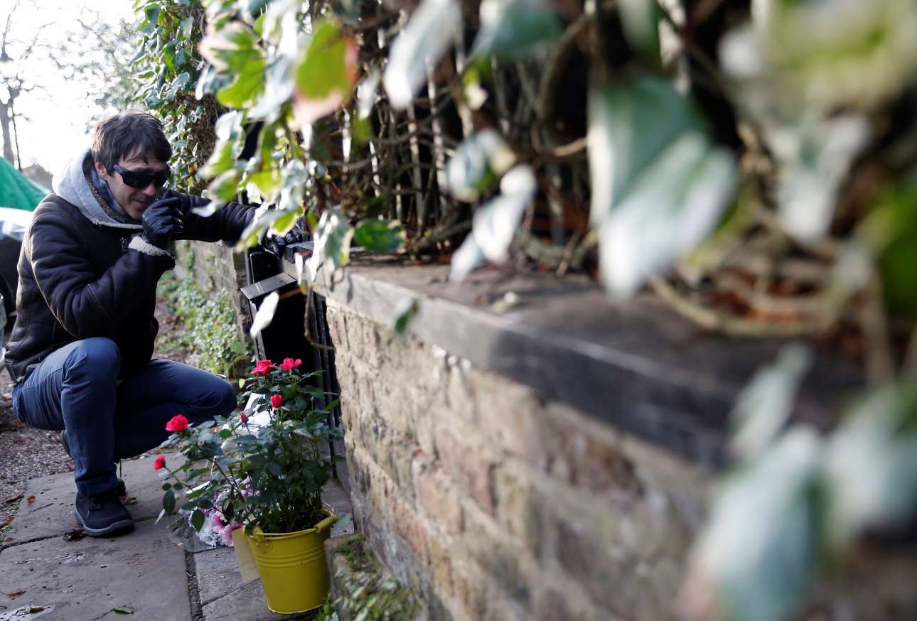 Εξω από το σπίτι του Τζορτζ Μάικλ