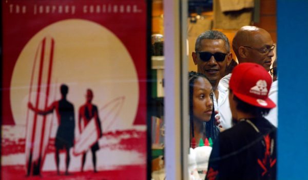 U.S. President Barack Obama stands in line to get shave ice in Kailua, Hawaii, U.S. December 24, 2016. REUTERS/Kevin Lamarque