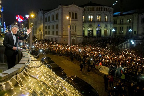 Nobel Peace Prize laureate Colombian President Juan Manuel Santos reacts to the torchlight parade from the balcony of the Grand Hotel in Oslo, Norway December 10, 2016. NTB Scanpix/Vegard Wivestad Grott/via REUTERS ATTENTION EDITORS - THIS IMAGE WAS PROVIDED BY A THIRD PARTY. FOR EDITORIAL USE ONLY. NORWAY OUT. NO COMMERCIAL OR EDITORIAL SALES IN NORWAY.