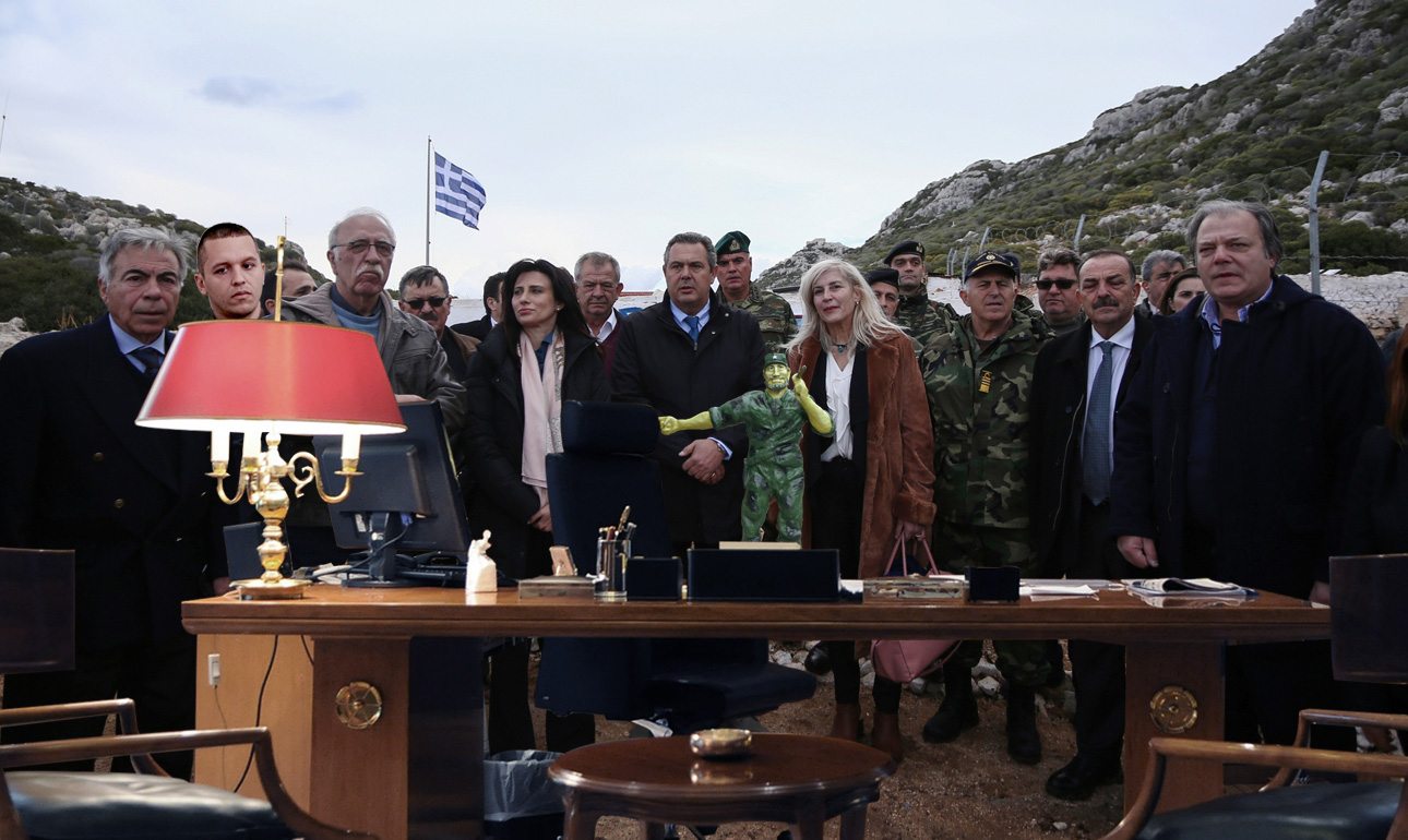 Οι βουλευτές που κατά τη διάρκεια της πατριωτικής τουρνέ τους παραβρέθηκαν και στα εγκαίνια του πρωθυπουργικού γραφείου ποζάρουν μπροστά στο άγαλμα του Φιντέλ Κάστρο - του «ανταυτού» του Πρωθυπουργού