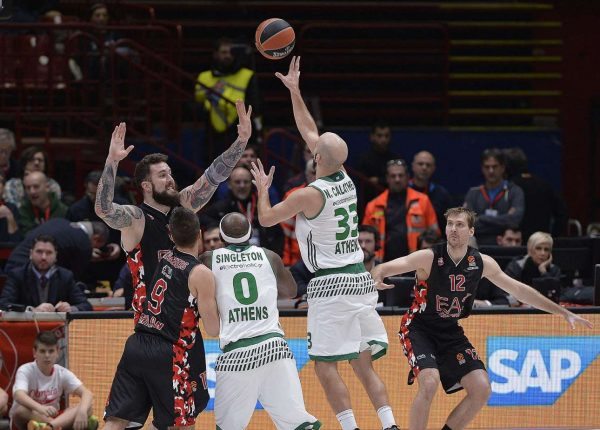 Ο Νικ Καλάθης εδώ σουτάρει μπροστά στον συμπαίκτη του στην περασμένη σεζόν Μίροσλαβ Ραντούλιτσα). Με τις ανάσες που έχει πλέον, οι εμφανίσεις του είναι μεστές