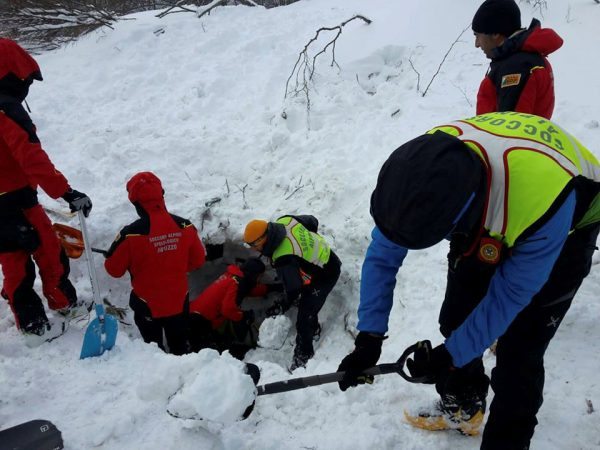 Members of Alpine and Speleological Rescue Team work at the Hotel Rigopiano in Farindola, central Italy, hit by an avalanche, in this January 19, 2017 handout picture provided by Lazio's Alpine and Speleological Rescue Team. Soccorso Alpino Speleologico Lazio/Handout via REUTERS ATTENTION EDITORS - THIS IMAGE WAS PROVIDED BY A THIRD PARTY. EDITORIAL USE ONLY. NO RESALES. NO ARCHIVE.