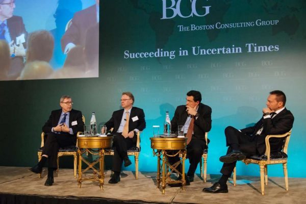 Από αριστερά Χανς-Πολ Μπούερκνερ, προέδρος της The Boston Consulting Group, Μάρτιν Ριβς επικεφαλής του BCG Henderson Strategy Institute, Αλέξης Παπαχελάς διευθυντής εφημερίδας Καθημερινή, Γιάννης Στουρνάρας διοικητής Τραπέζης της Ελλάδος