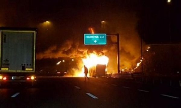 Το φλεγόμενο λεωφορείο...