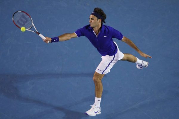 Με ακρίβεια και φινλετσα ελβετικού ρολογιού. Ο Ρότζερ Φέντερερ σε ένα από τα χτυπήματά του που άλλαξαν το σύγχρονο τένις. εναντίον του Ράφα Ναδάλ, στη Μελβούρνη το 2009 / Ezra Shaw/Getty Images/Ideal Images