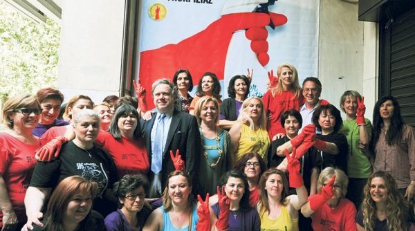 H παράταιρη εικόνα του Γιώργου Κατρούγκαλου ανάμεσα στις καθαρίστριες μπορεί να γεννήσει ένα αυθόρμητο σαρκαστικό γέλιο