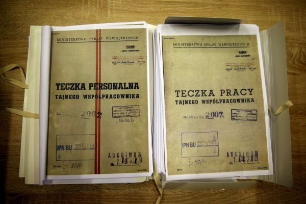 2017-01-31T111640Z_1032216649_RC1108AB0EE0_RTRMADP_3_POLAND-POLITICS-WALESA