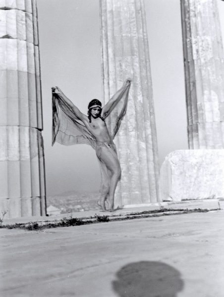 Η Ουγγαρέζα χορεύτρια Nikolska στον Παρθενώνα, Αθήνα 1929 (Nelly’s,© Φωτογραφικό Αρχείο Μουσείου Μπενάκη)