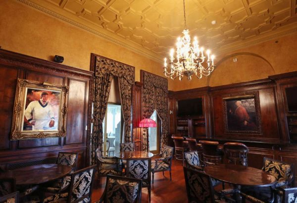 gallery-1487377662-tc-mar-a-lago-03-alamy