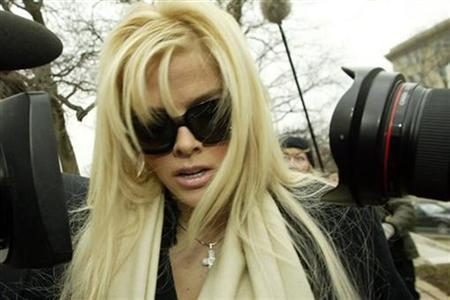 Anna Nicole Smith arrives with her lawyer Howard Stern for her hearing at the Supreme Court in Washington February 28, 2006. REUTERS/Chris Kleponis