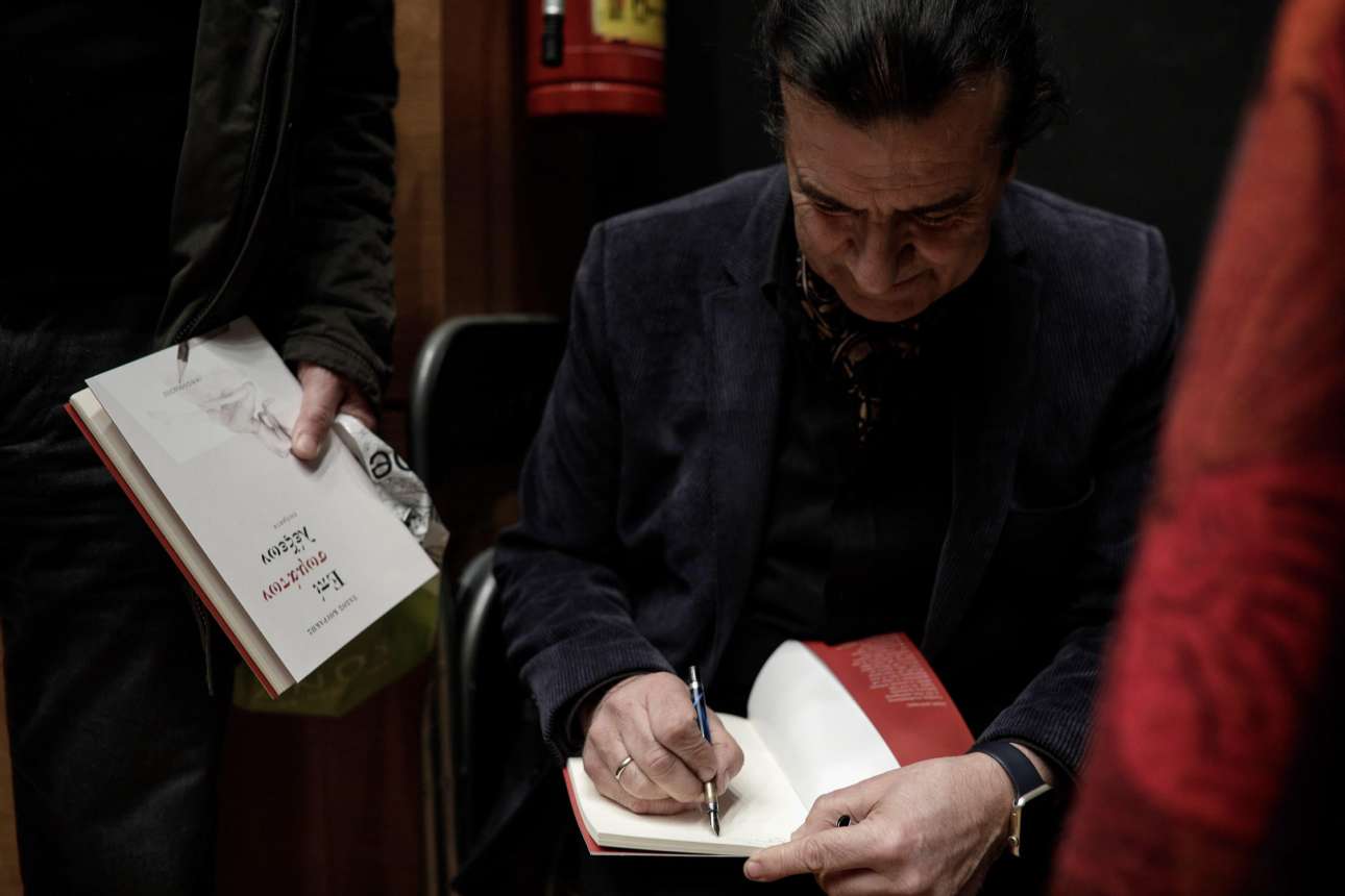 O ποιητής υπογράφει βιβλία