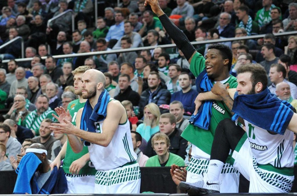 Ο πάγκος του Πναθηναϊκού ενθαρρύνει την πεντάδα του παρκέ στη φάση της ανατροπής που επιχείρησαν οι «πράσινοι». Εις μάτην... / INTIMEsports