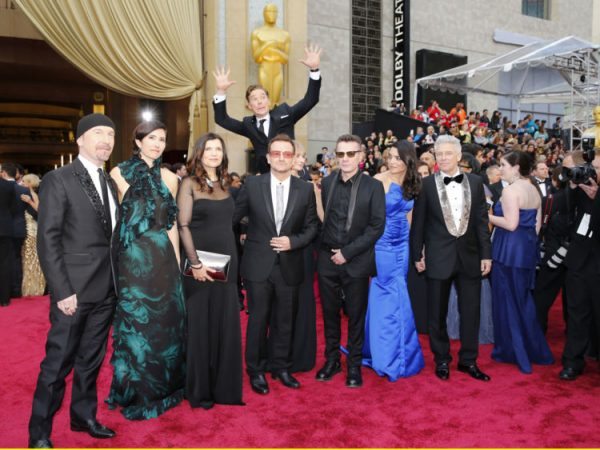 Actor Benedict Cumberbatch jumps behind U2 at the 86th Academy Awards in Hollywood, California March 2, 2014. REUTERS/Mike Blake (UNITED STATES TAGS: ENTERTAINMENT) (OSCARS-ARRIVALS) - RTR3FXME