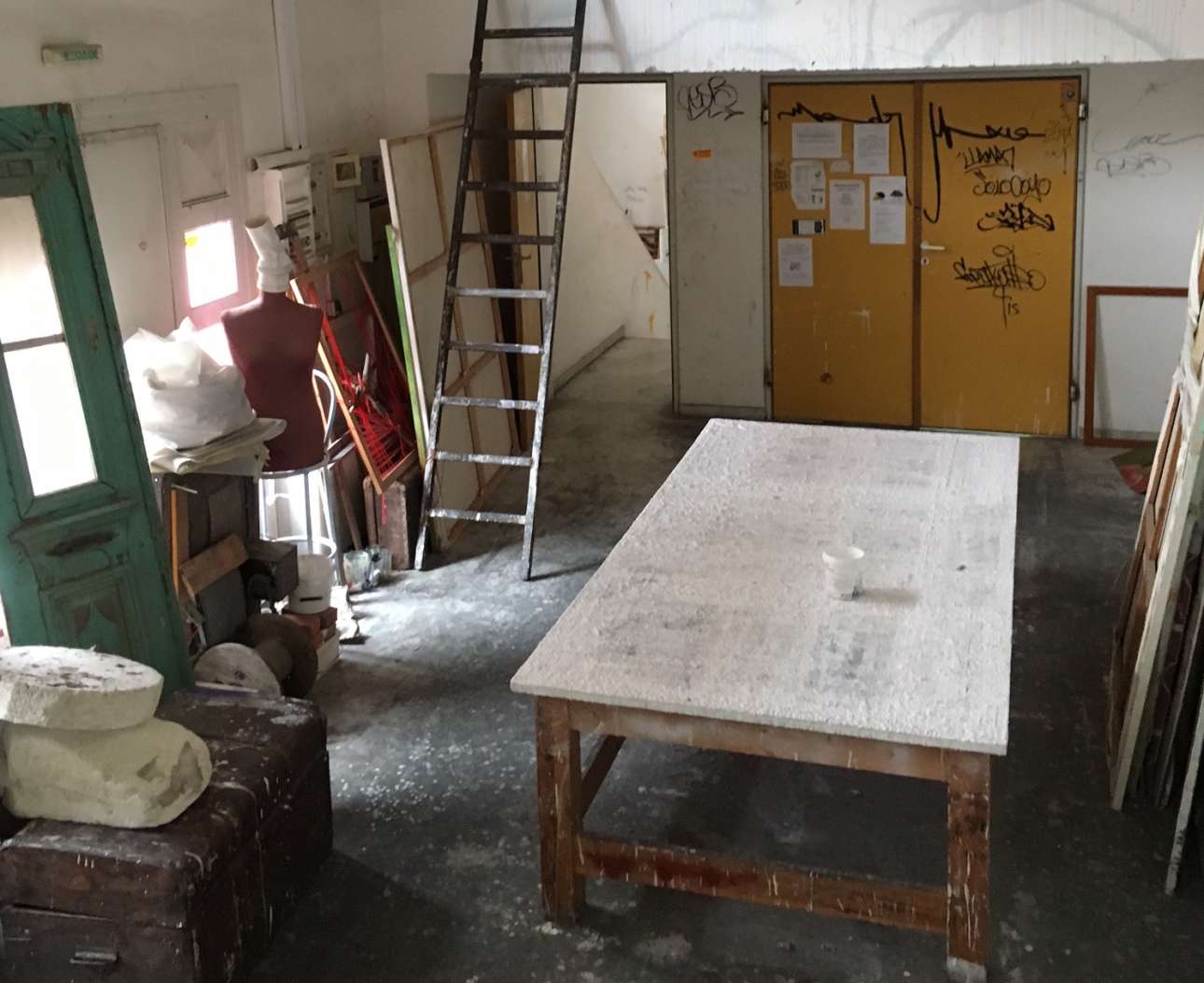 Τελάρα, κασέλες, υλικά και βρωμιά μέσα στο μοντέρνο κτίριο της Σχολής Καλών Τεχνών