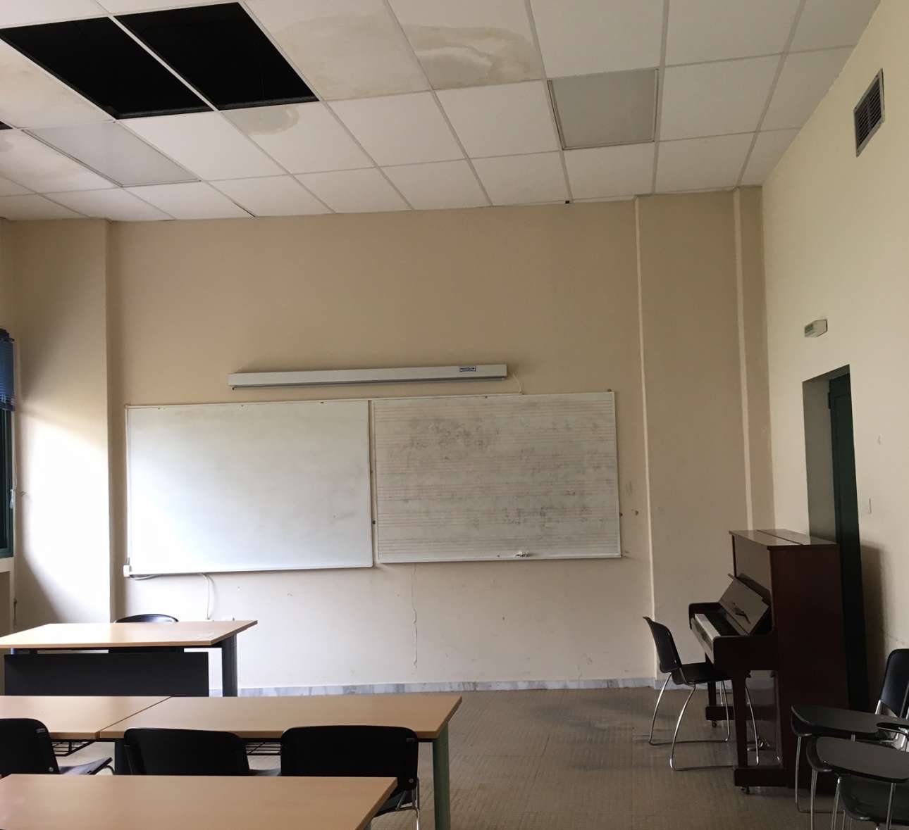 Από το ταβάνι έχουν φύγει οι ψευδοροφές και στάζουν νερά, γι αυτό και το πάτωμα γυαλίζει. Το πιάνο αυτό έχει ήδη αρχίσει να βγάζει τις φθορές από την υγρασία