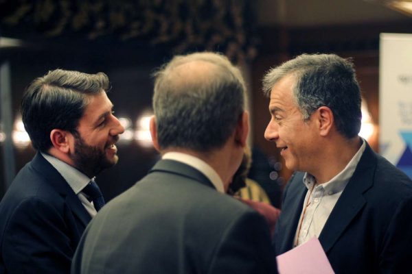 Ο επικεφαλής του Ποταμιού Σταύρος Θεοδωράκης συνομιλεί με τον ευρωβουλευτή Νίκο Ανδρουλάκη
