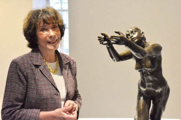 Reine-Marie Paris devant L'Implorante (grand modèle)1905