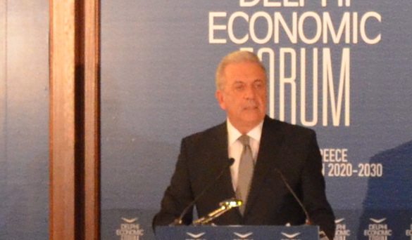 Ο Δημήτρης Αβραμόπουλος απευθύνεται προς το Φόρουμ