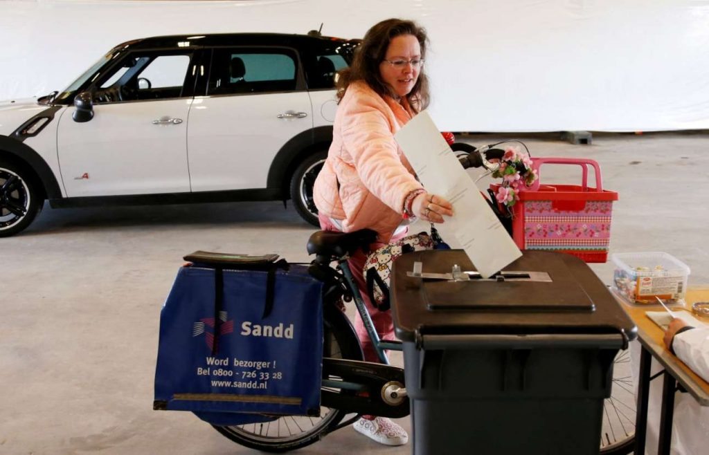 Ψηφοφορία σε σταθμό drive in!