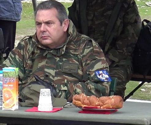 Ο υπουργός δεν έχει μάτια για το τσουρέκι