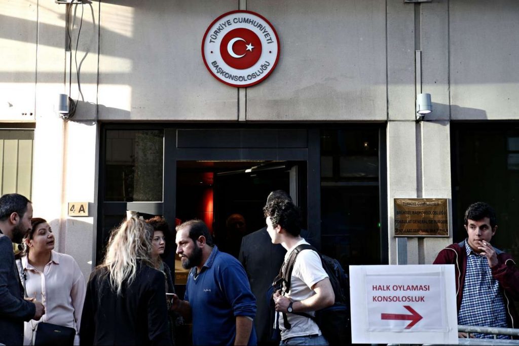 Ανήσυχοι πολίτες κουρδικής καταγωγής μπροστά στο προξενείο της Τουρκίας στις Βρυξέλλες Alexandros Michailidis / SOOC