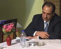 Ο υπουργός, τα λόγια, τα ψεύτικα λουλούδια