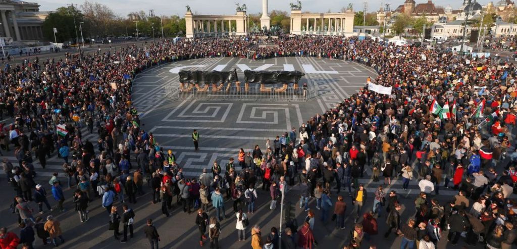 2017-04-15T124450Z_284052828_RC1F17EF68C0_RTRMADP_3_HUNGARY-SOROS-PROTESTS