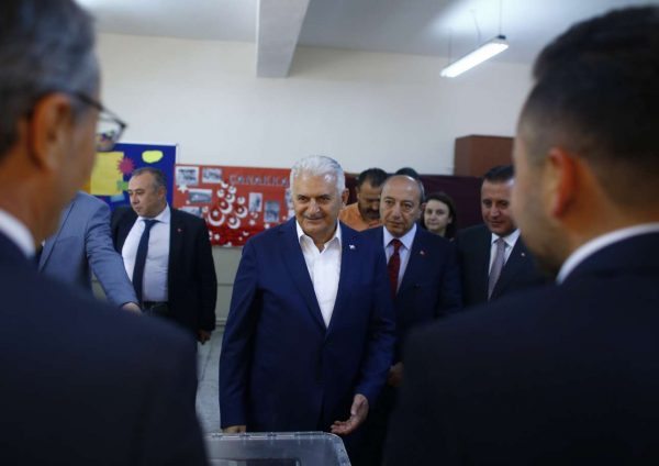 2017-04-16T074756Z_1162577648_UP1ED4G0LNVVW_RTRMADP_3_TURKEY-REFERENDUM