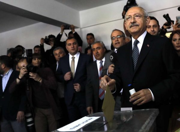 2017-04-16T084858Z_1691157918_UP1ED4G0OHLWW_RTRMADP_3_TURKEY-REFERENDUM