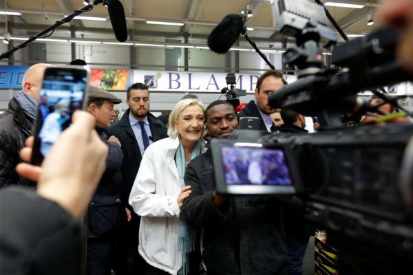 2017-04-25T094403Z_1718290562_RC1CAF3BD3F0_RTRMADP_3_FRANCE-ELECTION-LE-PEN