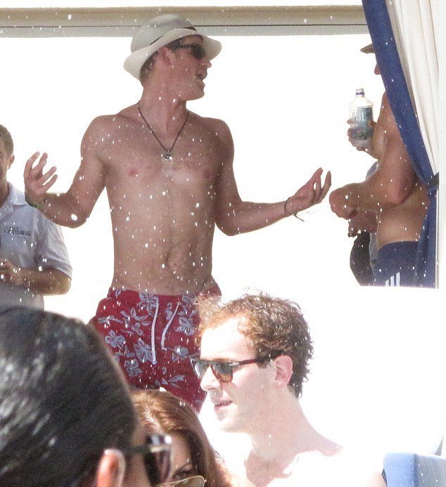 25313DCC00000578-2933053-image-a-21_1422625723845