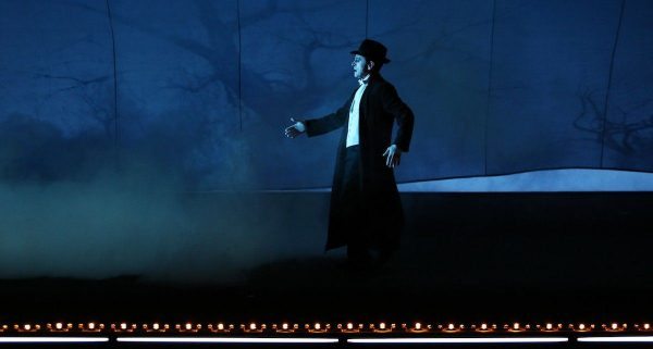 O Μπαρίσνικοφ στο "Γράμμα σ έναν άντρα" που δημιούργησε μαζί με τον Ρόμπερτ Γουίλσον. Θα παρουσιαστεί στο θέατρο Ολύμπια