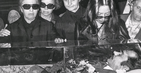 Ο Αλέκος Παναγούλης νεκρός, στο γυάλινο φέρετρο. Η Οριάνα Φαλάτσι θρηνεί