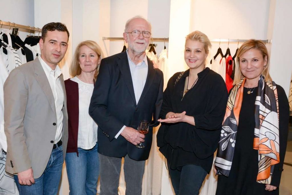 Ο Γιάννης Τσεκλένης στην έκθεση προς τιμήν του. Πίσω του, διακρίνει κανείς λεπτομέρεια από ύφασμα συλλογής του, χρονολογίας 1970. Πρωτοπόρος, ταξίδευε την Ελλάδα στον κόσμο". Αν και "Η Ελλάδα σε πληγώνει και όταν γυρίσεις σε εξοντώνει" όπως λέει χαρακτηριστικά.