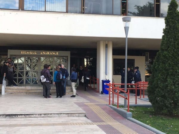 Η Αστυνομία έξω από το Πανεπιστήμιο...