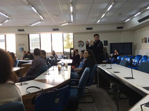 Οι φοιτητές φωτογραφίζουν -και μυρίζουν- την ασχήμια