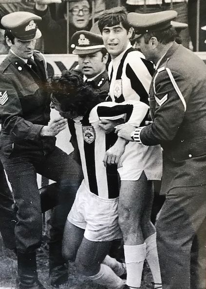 Ο Νέτο Γκουερίνο, υποβασταζόμενος, μετά το ιστορικό γκολ που πέτυχε