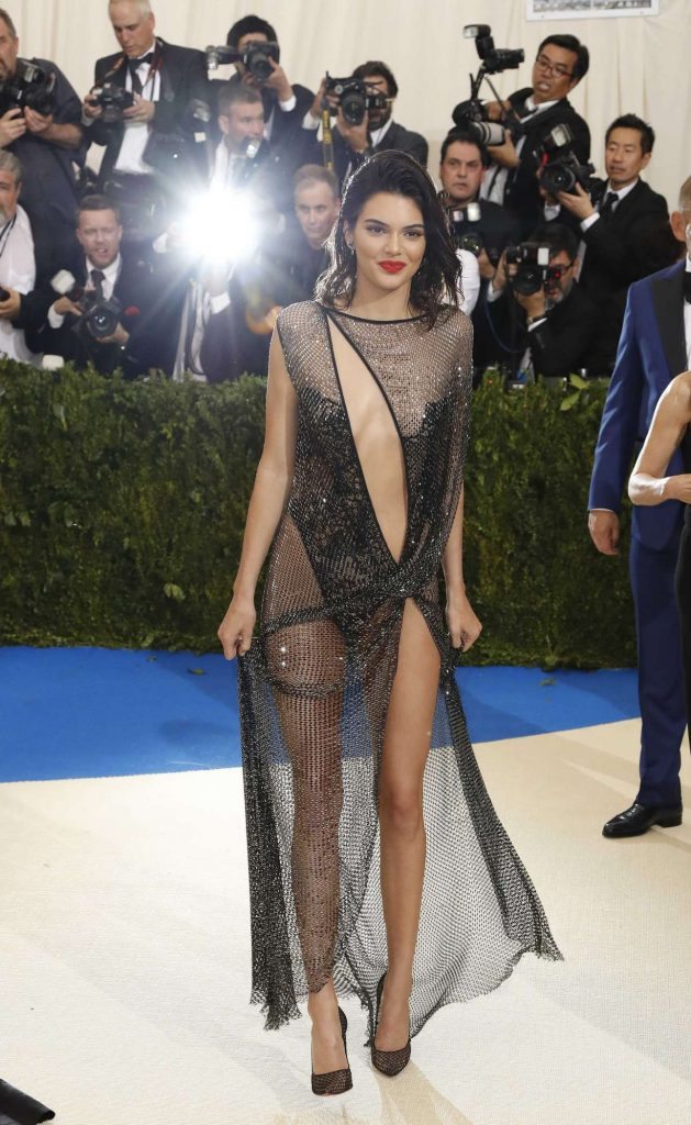 2017-05-02T004527Z_1523369410_HP1ED52023QP5_RTRMADP_3_FASHION-METGALA