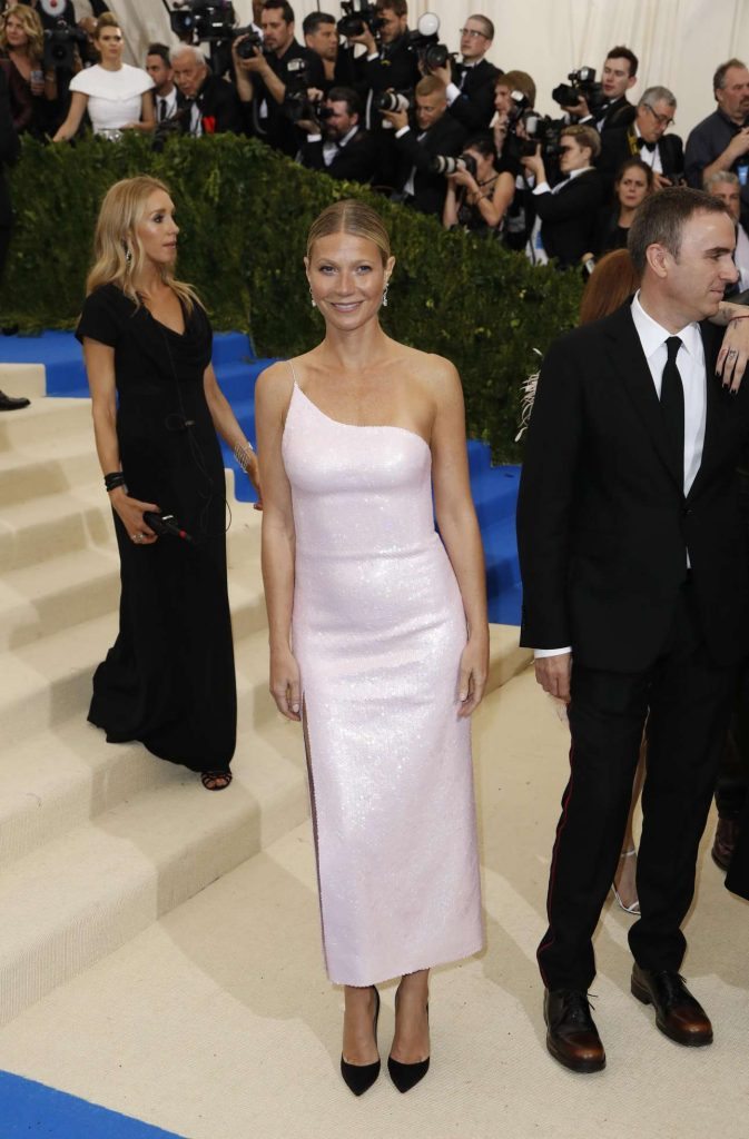 2017-05-02T021107Z_454351811_HP1ED52062I1Z_RTRMADP_3_FASHION-METGALA