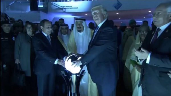 2017-05-22T143140Z_1928230624_RC19A4A27F00_RTRMADP_3_USA-TRUMP-SAUDI-ORB
