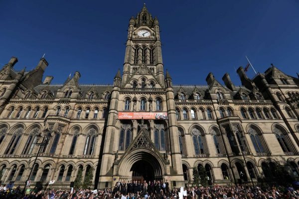 Χιλιάδες άνθρωποι σε δέηση στη μνήμη των θυμάτων...