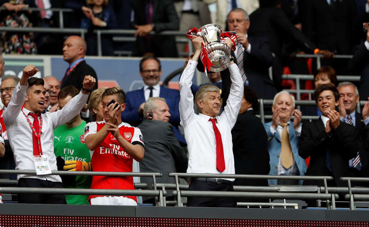 2017-05-27T192733Z_1330817612_RC1C343F61E0_RTRMADP_3_SOCCER-ENGLAND-ARS-CHE-FINAL