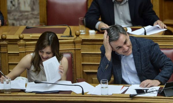 Εφη Αχτσιόγλου και Ευκλείδης Τσακαλώτος, βρήκαν τη διάθεση να χαμογελάσουν