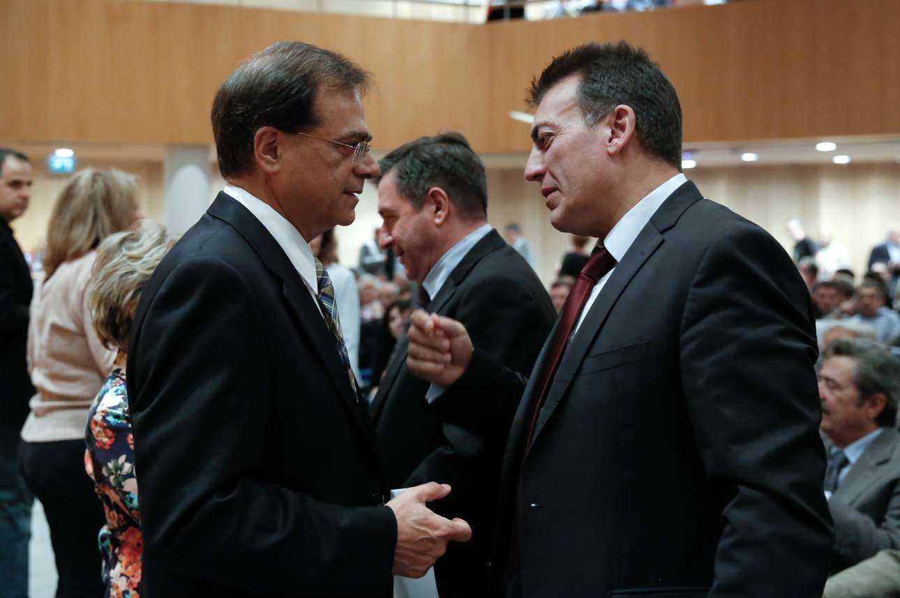 Ο Γκίκας Χαρδούβελης αριστερά) συνομιλεί με τον πρώην υπουργό, βουλευτή και Τομεάρχη Εργασίας της ΝΔ Γιάννη Βρούτση INTIMEnews)