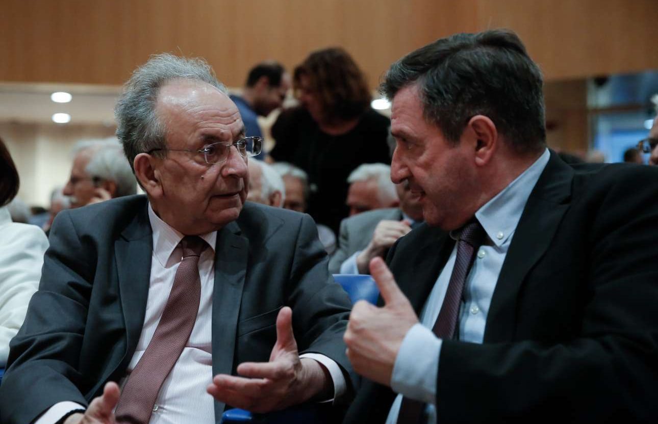 Ο πρώην Πρόεδρος της Βουλής και πρώην υπουργός Δημήτρης Σιούφας 9αριστερά) συνομιλεί με το δήμαρχο Αθηναίων Γιώργο Καμίνη INTIMEnews)